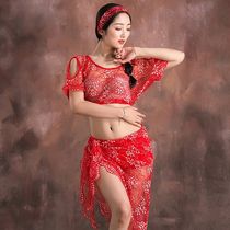 Erotic babe Rachel strips